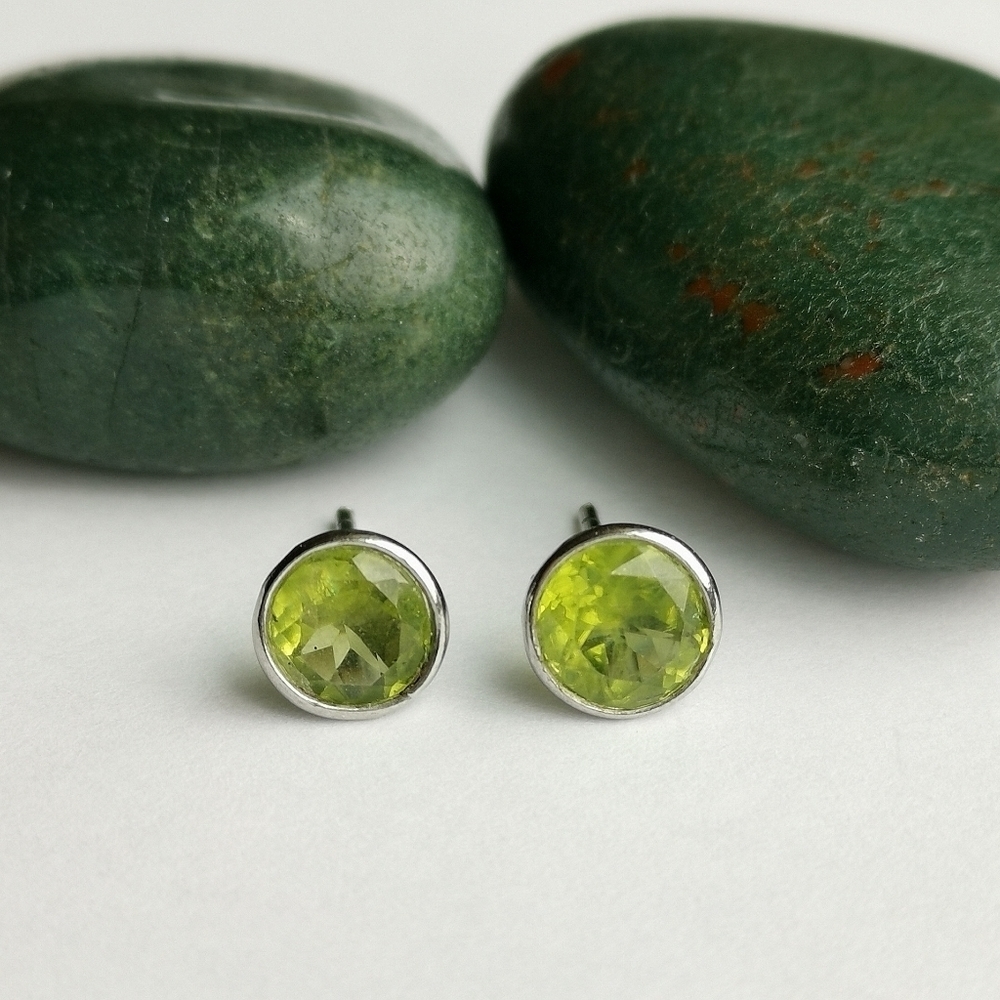 Peridot stud earrings In Sterling Silver 🆕